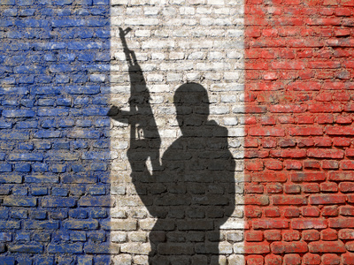 Terror in Frankreich Mann mit Gewehr vor den Farben Frankreichs